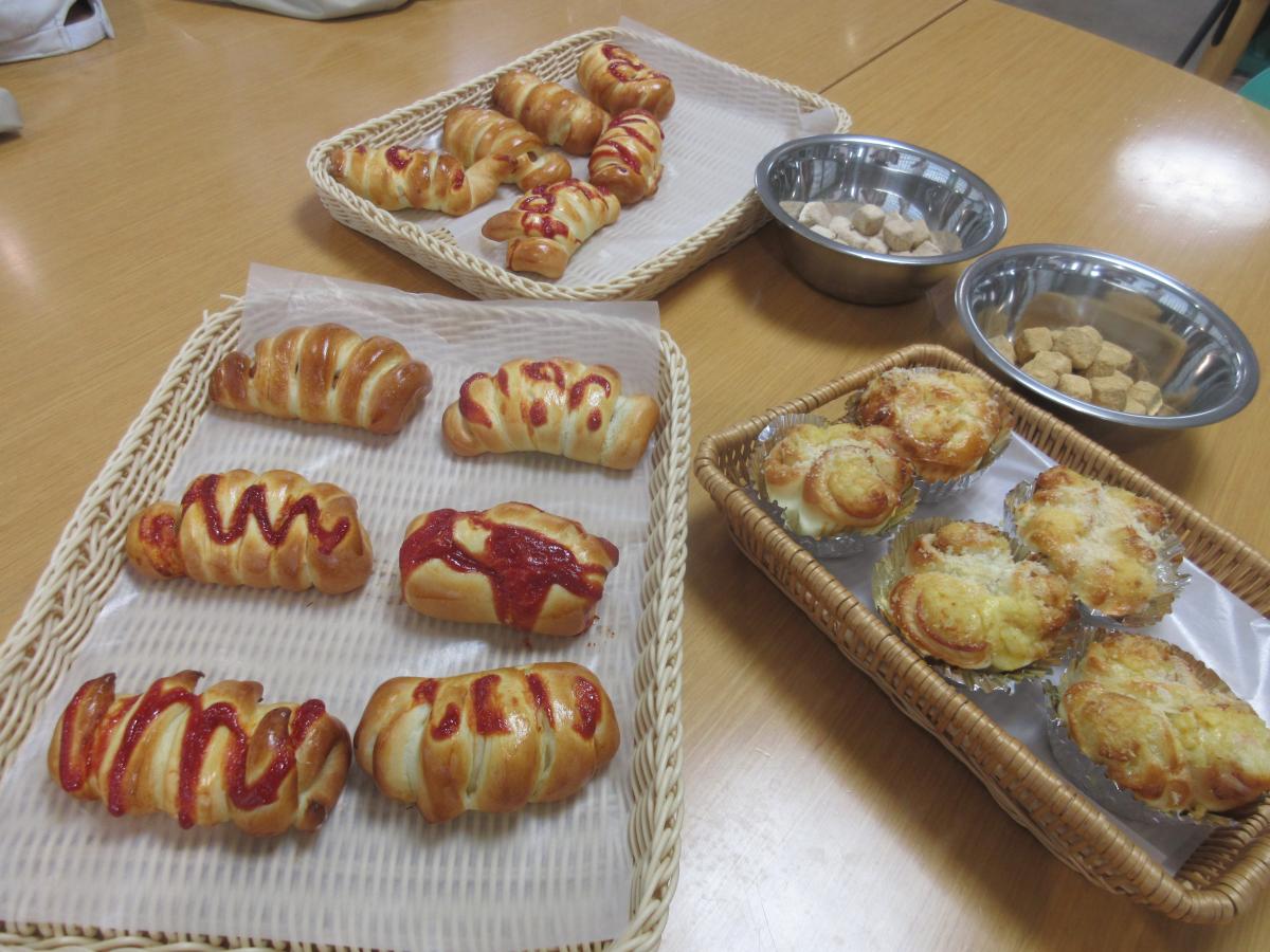 製菓講習で、ウィンナーパンとキューブクッキー(きなこ)を作りました。